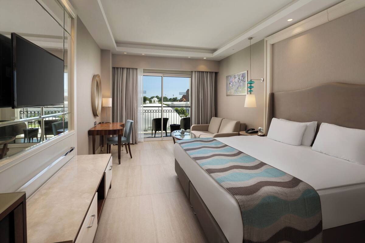 Family Suite (Main Building) | 迷你吧（备有免费物品）、客房内保险箱、办公桌、笔记本电脑工作区