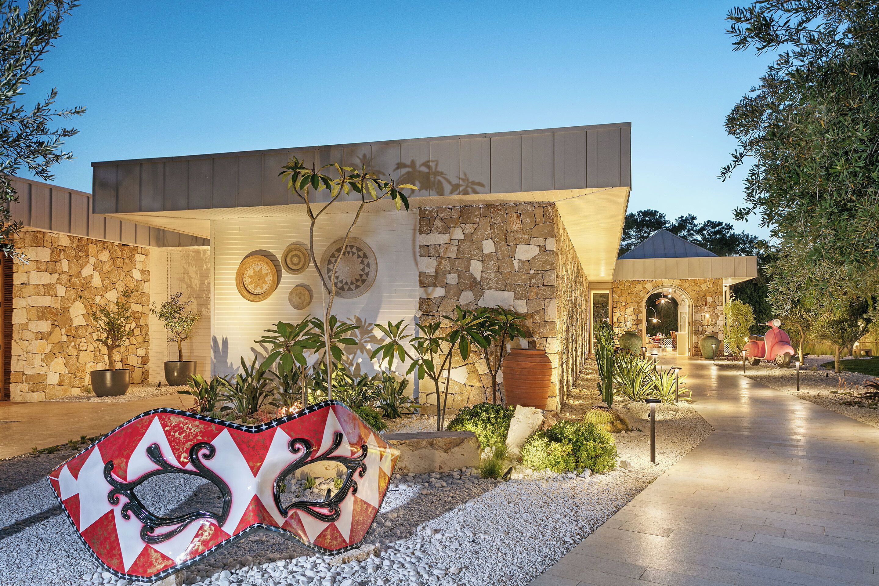 6 restaurants, breakfast, lunch, dinner served; international cuisine