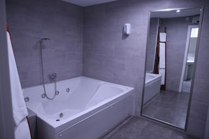Suite | Bathroom