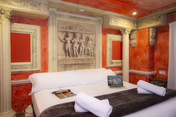 Luxury Suite, Hot Tub | Hypo-allergenic bedding, down comforters, individually decorated