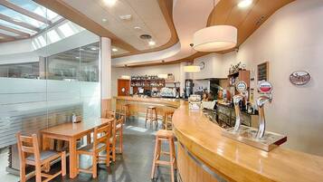 Serveert ontbijt, lunch, diner, lokale gerechten