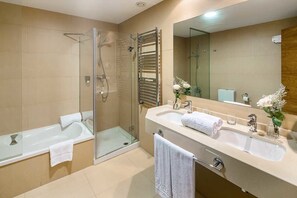 Suite | Bathroom | Shower, rainfall showerhead, hair dryer, bidet - Hotel Zalle Don Fernando (Siero)