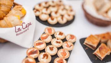 Une variété de pâtisseries et de desserts sont disposés sur une table.