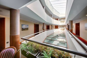 32-英寸液晶电视 （配备卫星频道）、电视