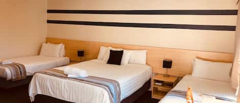 Chambre quadruple de base, 1 chambre | 1 chambre, minibar, bureau, espace de travail pour ordinateurs portables