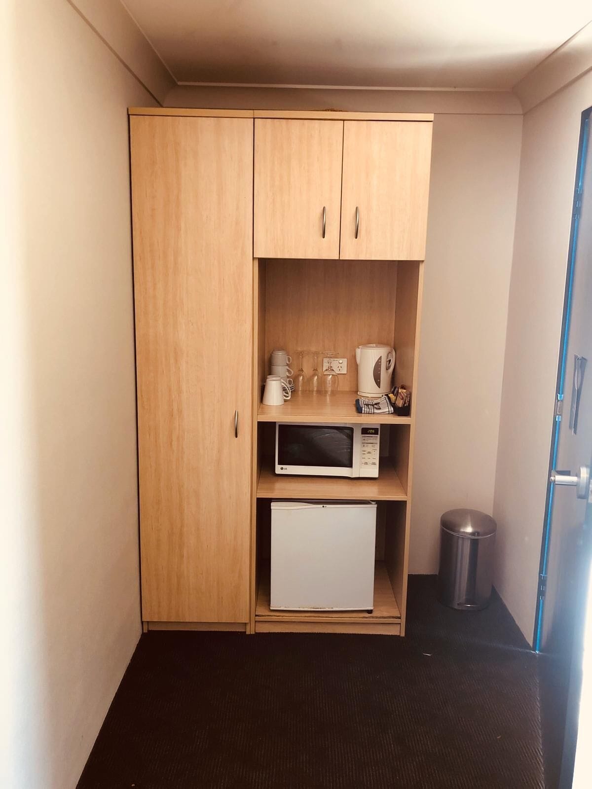 Minibar, escritorio, espacio para trabajar con un portátil