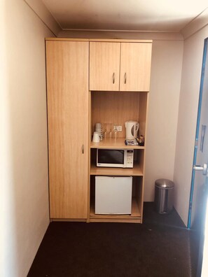 Minibar, desk, laptop workspace, iron/ironing board - Red Cedar Motel (Muswellbrook)