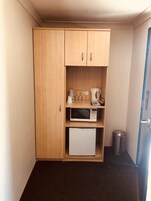 Minibar, escritorio y espacio para trabajar con laptop 