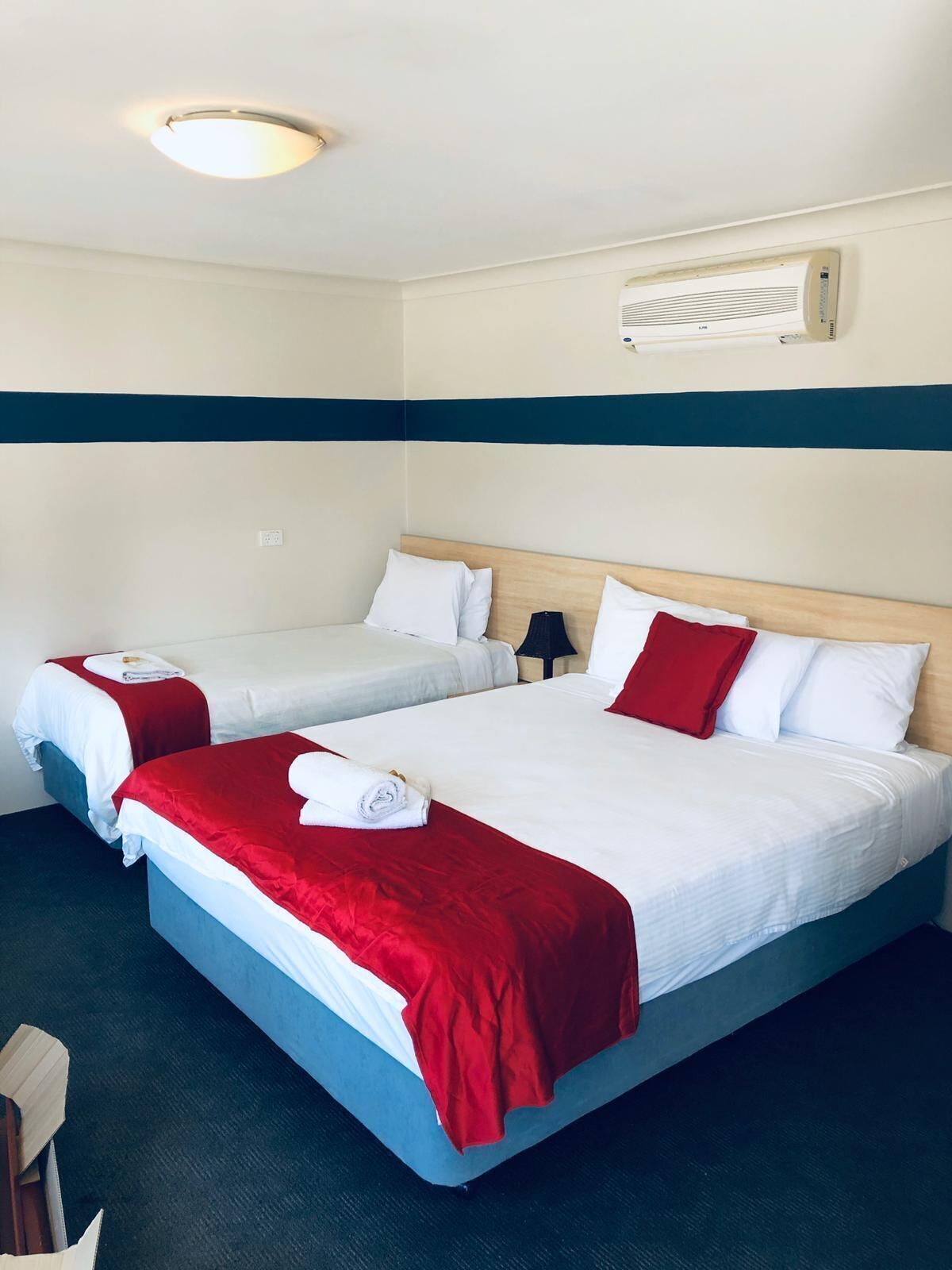 ميني بار ومكتب ومساحة عمل للكمبيوتر المحمول ومكواة/لوح كي