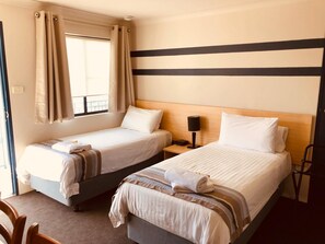 Minibar, desk, laptop workspace, iron/ironing board - Red Cedar Motel (Muswellbrook)