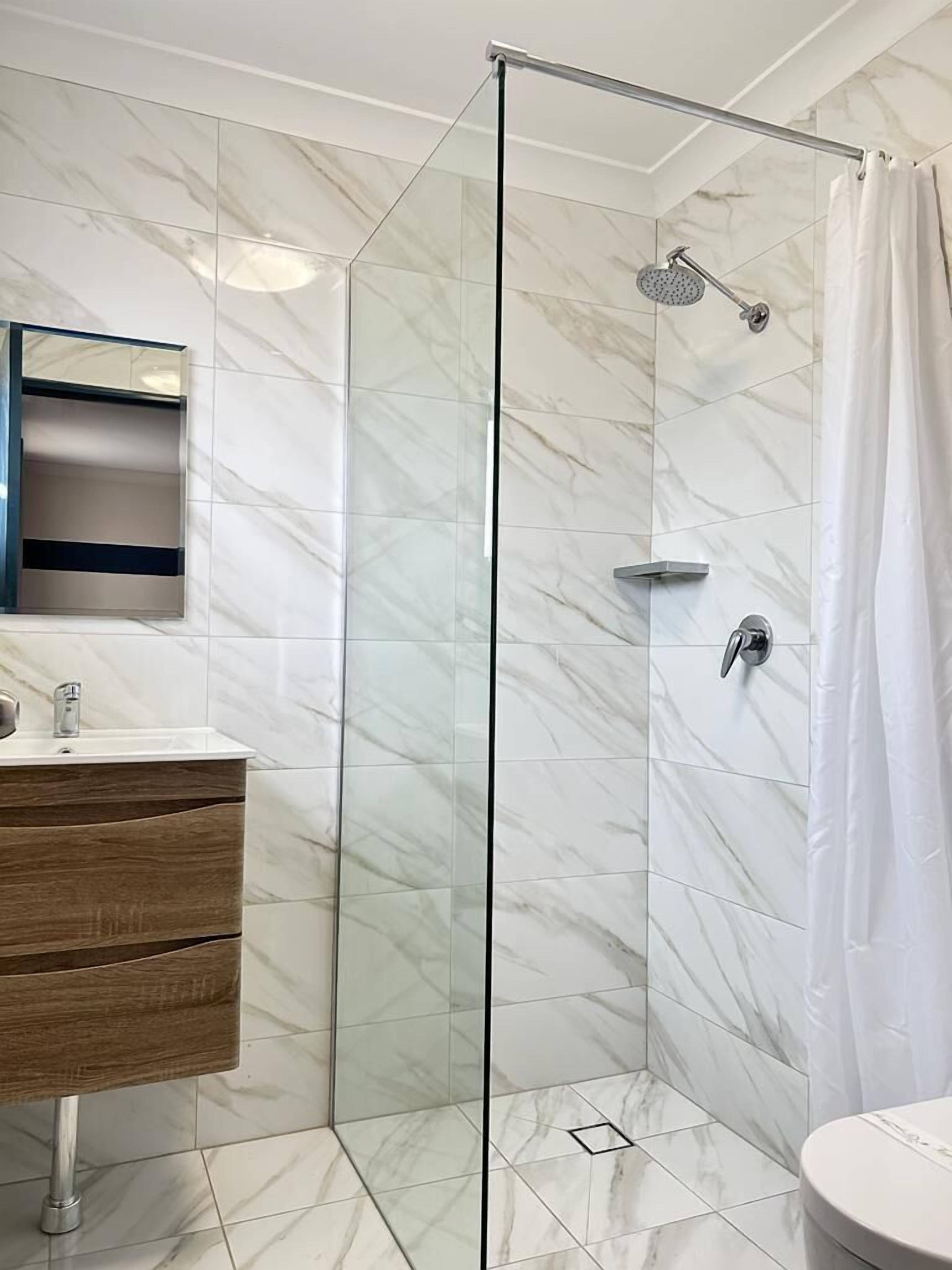 Shower, hair dryer, towels