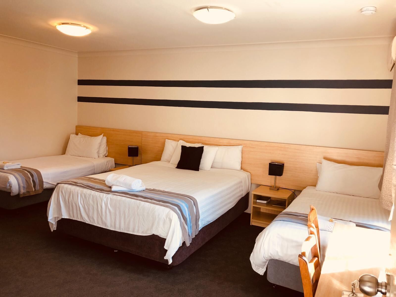 ميني بار ومكتب ومساحة عمل للكمبيوتر المحمول ومكواة/لوح كي