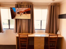 Minibar, escritorio y espacio para trabajar con laptop 