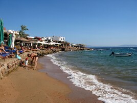在海滩、沙滩椅、水肺潜水、浮潜