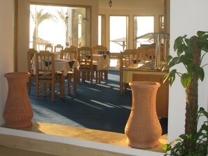 Frühstück, Mittagessen, internationale Küche, Blick aufs Meer 