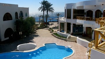 Una piscina cubierta, una piscina al aire libre