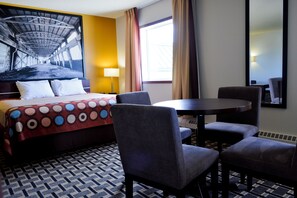 Escritorio, espacio para trabajar con laptop y cortinas blackout 