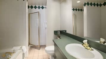 Suite Studio, 2 grands lits, non-fumeurs | Salle de bain | Articles de toilette gratuits, sĂšche-cheveux, serviettes fournies