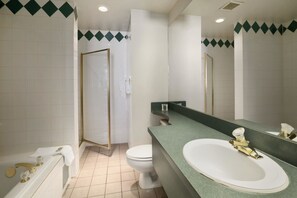 Artículos de tocador gratuitos, secador de pelo, toallas