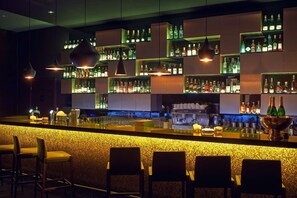 2 bars/lounges