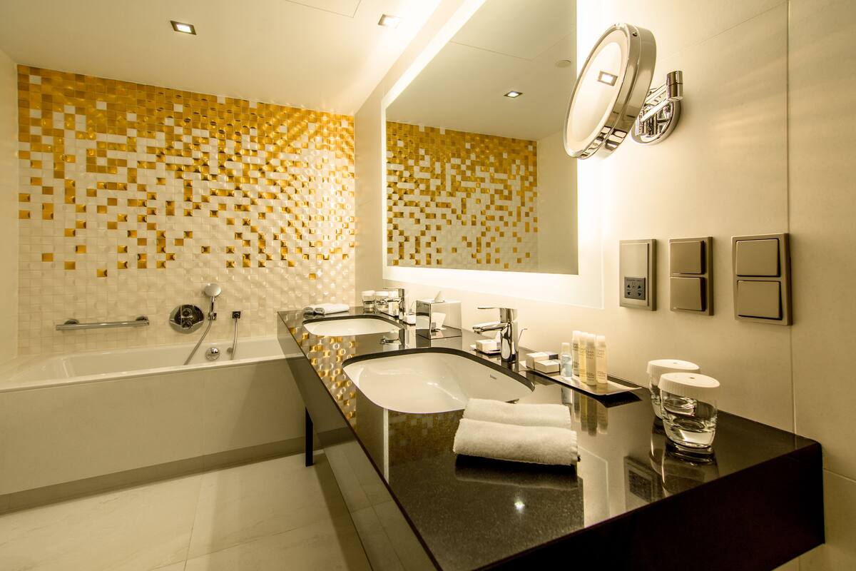 presidential suite | bathroom | free toiletries, hair dryer, towels