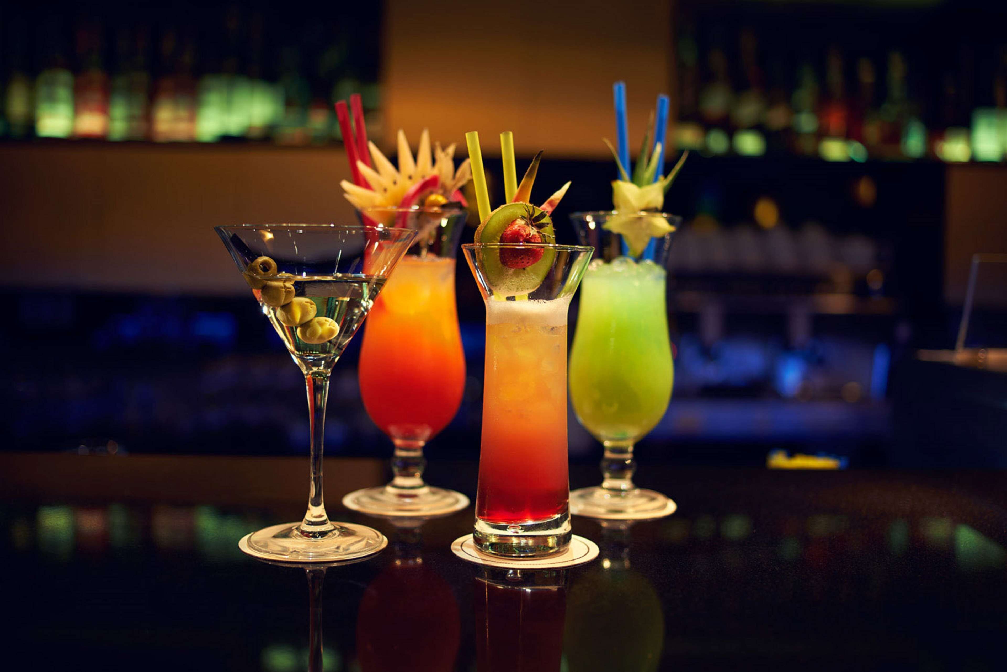 Fire cocktails med pynt på en bardisk.