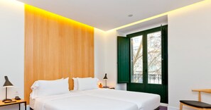 Habitación doble, balcón | Edredón, caja de seguridad en la habitación y cortinas blackout