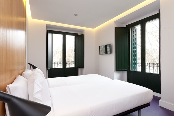 Tweepersoonskamer, balkon | Donzen dekbedden, een kluis op de kamer, verduisterende gordijnen