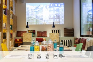 30-inch LED TV with digital channels, TV - SLEEP’N Atocha – B Corp Certified (Madrid)