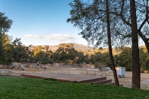 واجهة المنشأة - في المساء/الليل