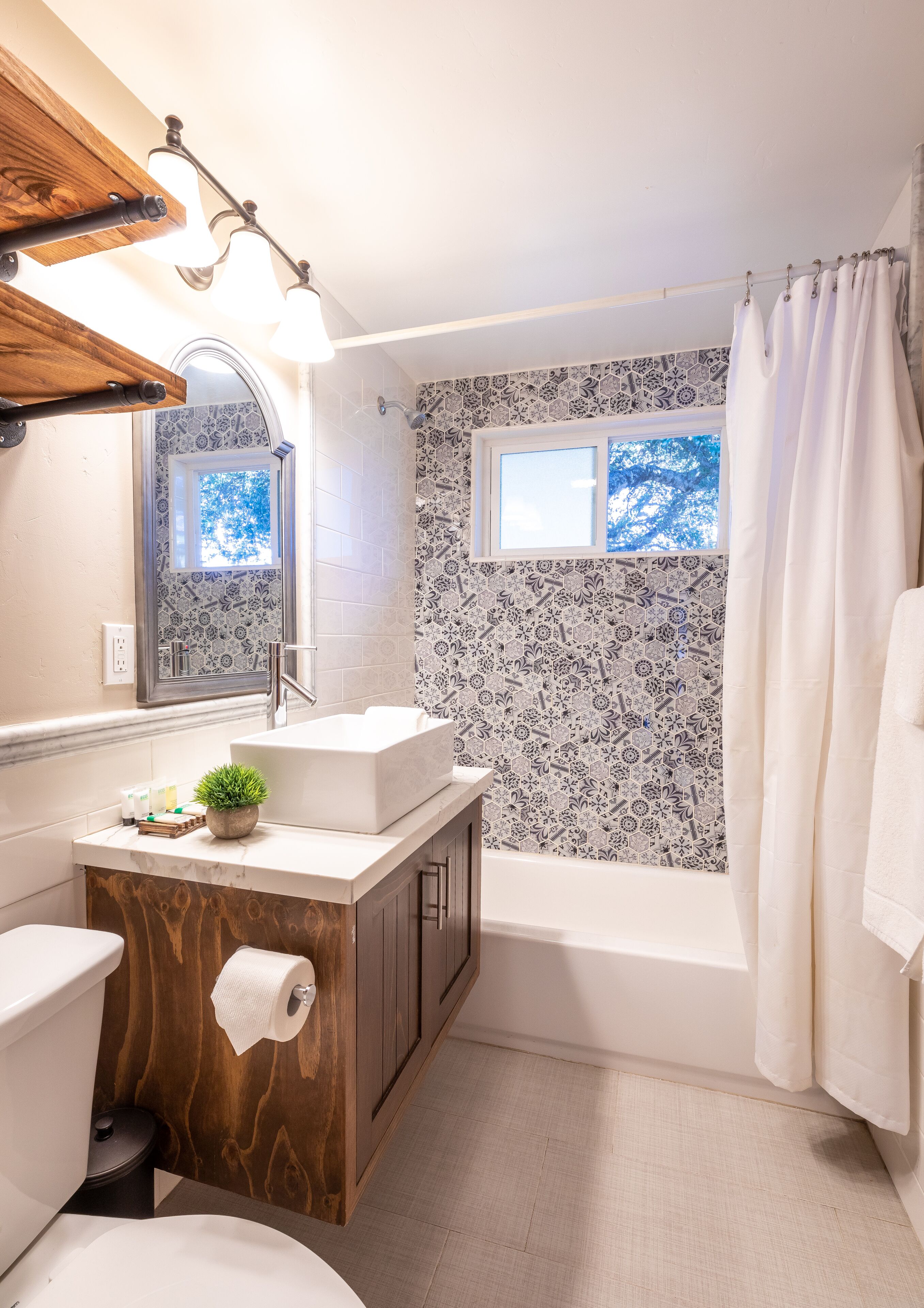 Combined shower/tub, free toiletries, towels