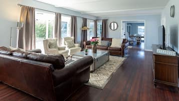 Maison Deluxe, 3 chambres | Salle de séjour | Téléviseur