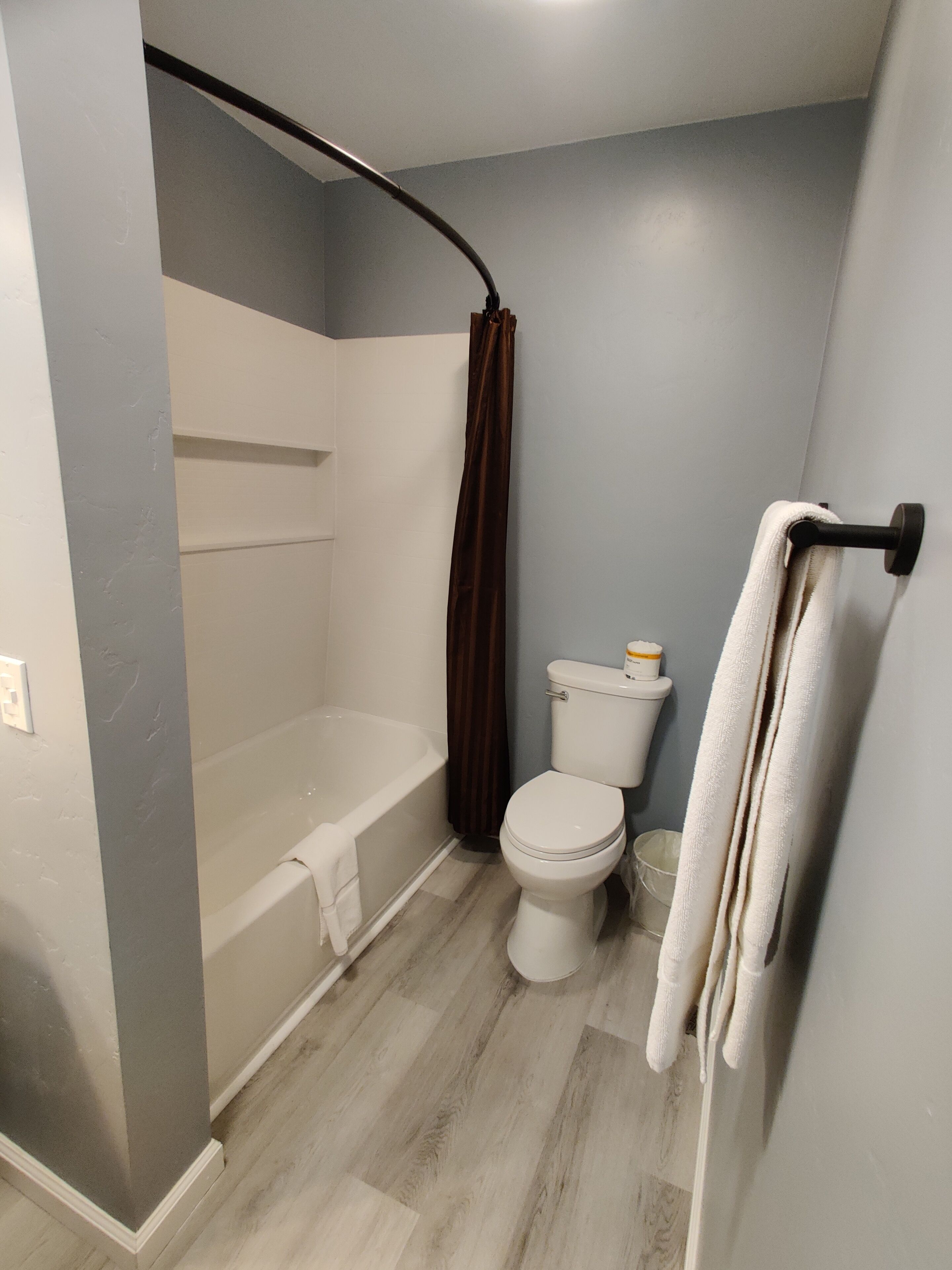 Ein Badezimmer mit Badewanne, Toilette und Duschvorhang.