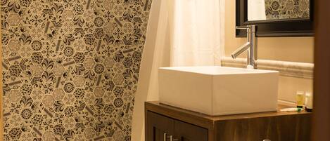 Un baño con pared estampada, ventana, bañera, lavabo y espejo.