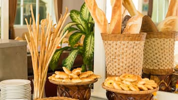 Breakfast (USD 8 per person)
