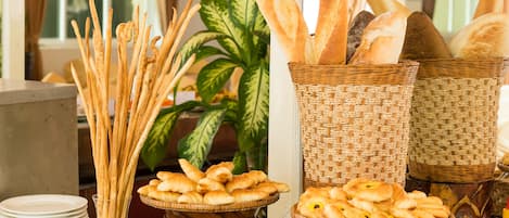 Breakfast (USD 8 per person)