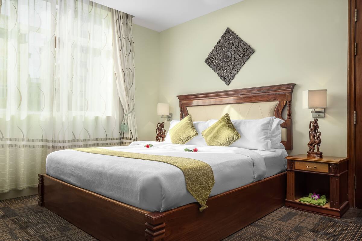 Deluxe-Suite, 1 King-Bett, Stadtblick | Minibar, Zimmersafe, Schreibtisch, Verdunkelungsvorhänge