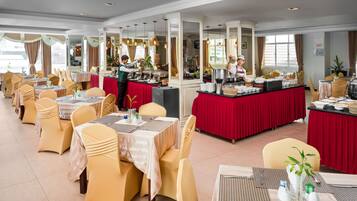 Petit déjeuner (8 USD par personne)