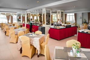 Desayuno (USD 8 por persona)