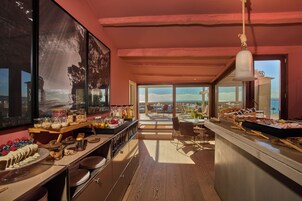 Desayuno buffet diario (EUR 30 por persona)