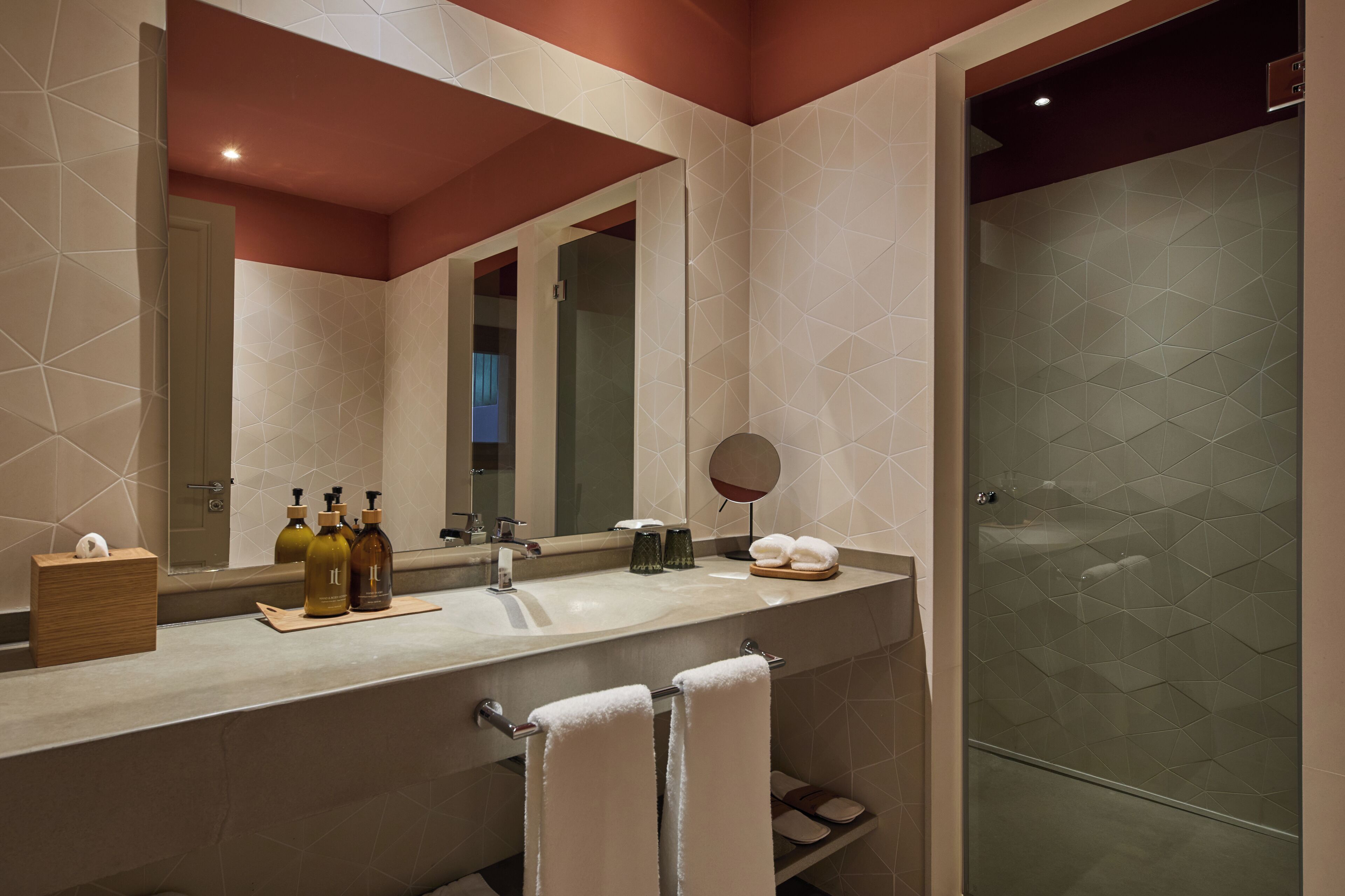 1 bedroom, premium bedding, down duvets, minibar