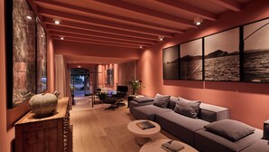 Una sala de estar moderna con un sofá, una mesa de centro y obras de arte en las paredes.
