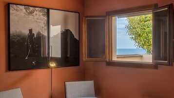 Premium tweepersoonskamer, gedeeltelijk uitzicht op zee | Luxe beddengoed, donzen dekbedden, een minibar, een kluis op de kamer
