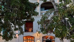 Un edificio de estilo mediterráneo con un balcón, ventanas amplias y un letrero que dice "CALATRAVA Mediterranean Sea House".