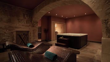 Un sauna, una bañera de hidromasaje, tratamientos corporales