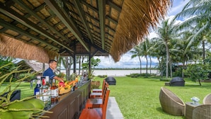 Bar ved bassenget
