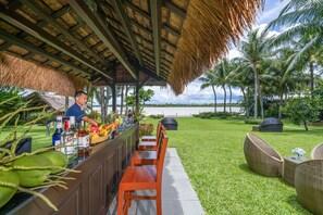 Poolside bar - Emerald Hoi An Riverside Resort (Da Nang)