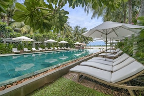 Kolam renang outdoor, dengan kursi berjemur