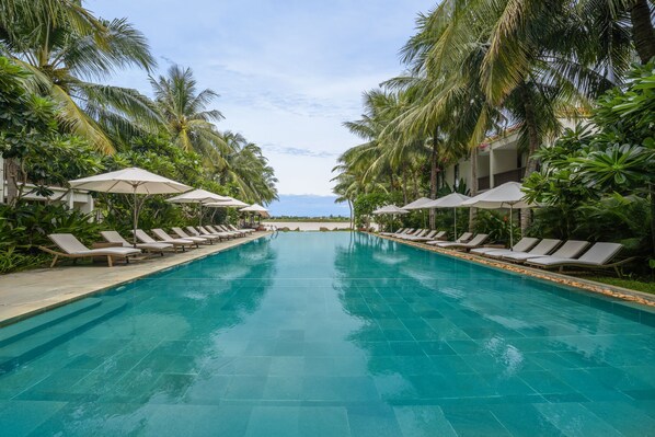Outdoor pool, pool loungers - Emerald Hoi An Riverside Resort (Da Nang)