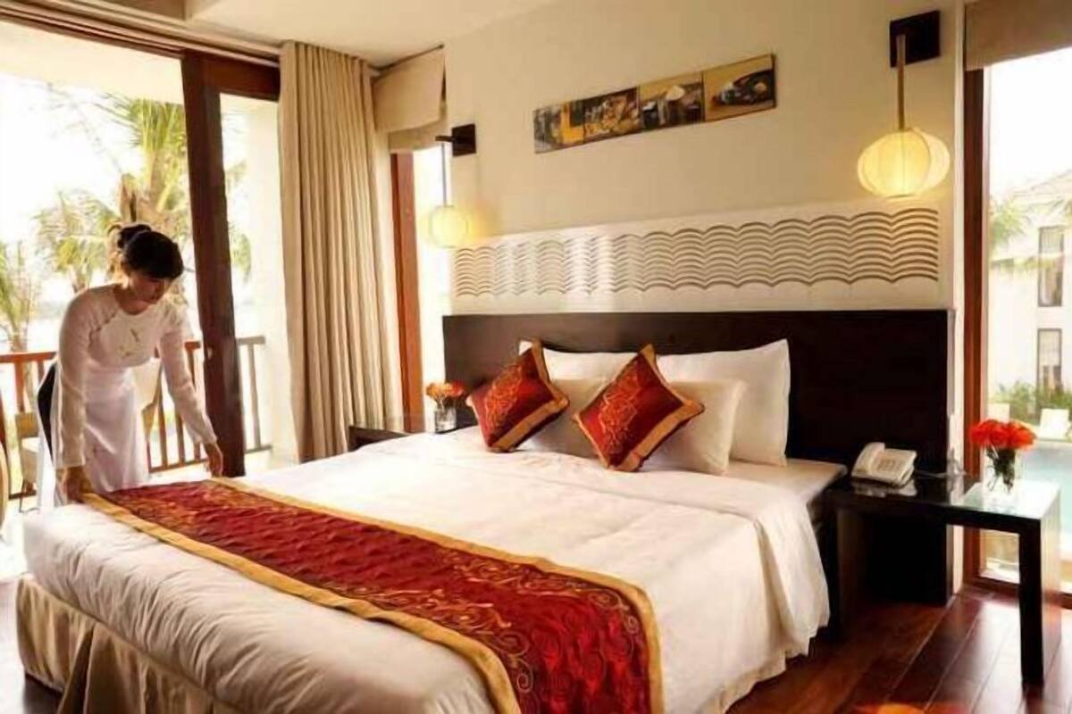 Minibar, brankas, meja kerja, dan kedap suara